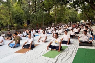 आर.एन.टी. मेडिकल कॉलेज में आयोजित हुआ सामूहिक योगाभ्यास