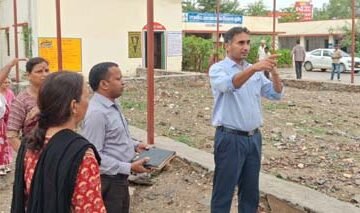 जिला कलक्टर ने किया बड़गांव क्षेत्र के विद्यालयों का निरीक्षण