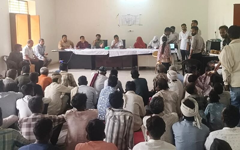 देवास परियोजना के विस्थापितों को भूमि आवंटन