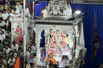प्रभु जगन्नाथ स्वामी रजत रथ पर सवार होकर राजशी वेशभूषा धारण कर शाही लवाजमे के साथ नगर भ्रमण पर निकलेंगे