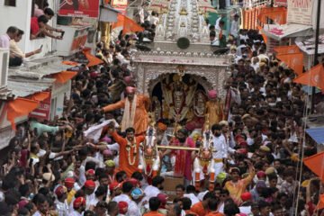 धर्मनगरी उदयपुर में भक्ति का महासागर,95 किलो चांदी के रथ पर निकले भगवान जगन्नाथ