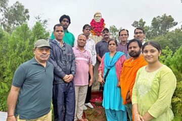 प्रतापगढ़ : 103वीं जयंती पर साहित्यकारों ने परदेशी की प्रतिमा पर किया माल्यार्पण