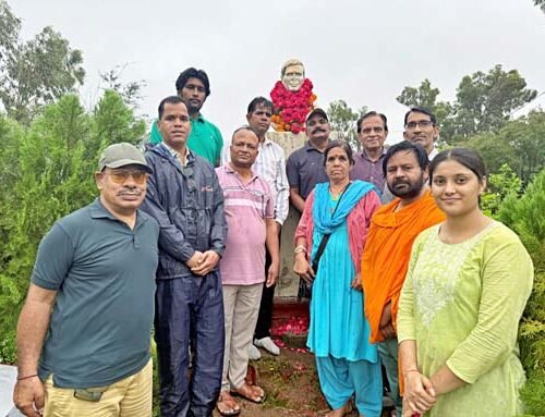 प्रतापगढ़ : 103वीं जयंती पर साहित्यकारों ने परदेशी की प्रतिमा पर किया माल्यार्पण