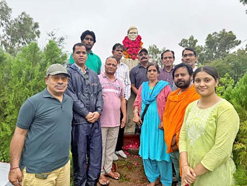 प्रतापगढ़ : 103वीं जयंती पर साहित्यकारों ने परदेशी की प्रतिमा पर किया माल्यार्पण