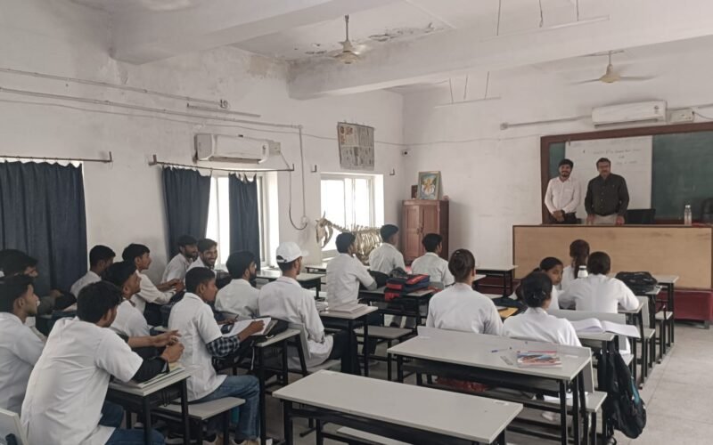 पशु चिकित्सकों की होती है दोहरी भूमिका – पशु स्वास्थ्य एवं मानव स्वास्थ्य