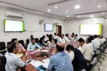राजस्व अधिकारियों की बैठक आयोजित, लंबित प्रकरणों के शीघ्र निस्तारण के निर्देश