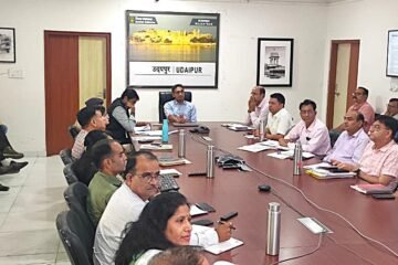 संपर्क और समीक्षा पोर्टल पर लंबित प्रकरणों का समयबद्ध और गुणवत्तापूर्वक हो निस्तारण: जिला कलक्टर