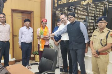 एवरेस्ट विजेता मनस्वी का जिला कलेक्टर ने किया सम्मान