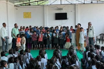 ग्रामीण मददकाशी फाउंडेशन ने जरूरतमंद विद्यार्थियों को बांटे स्कूल बैग व शैक्षणिक सामग्री