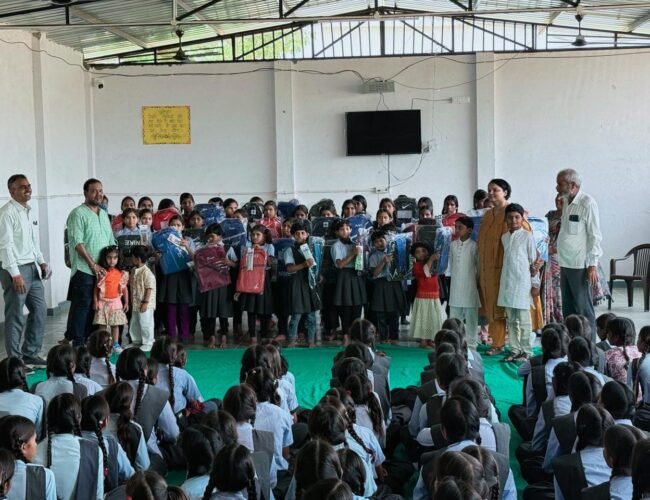 ग्रामीण मददकाशी फाउंडेशन ने जरूरतमंद विद्यार्थियों को बांटे स्कूल बैग व शैक्षणिक सामग्री