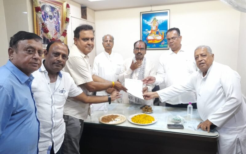 सांसद मन्नालाल रावत से मिला सिंधी समाज, भूपाल हाउसिंग सोसायटी के 396 वंचित परिवारों को भूखंड दिलाने की मांग की
