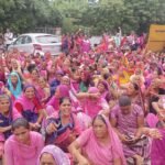 जिला कलेक्ट्रेट के बाहर आंगनबाड़ी कर्मचारियों का प्रदर्शन