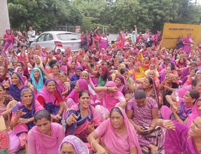 जिला कलेक्ट्रेट के बाहर आंगनबाड़ी कर्मचारियों का प्रदर्शन