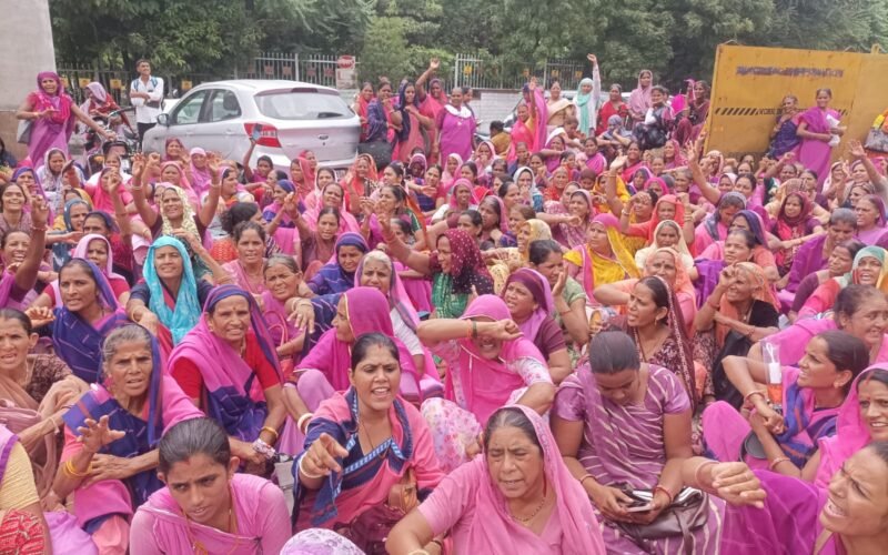 जिला कलेक्ट्रेट के बाहर आंगनबाड़ी कर्मचारियों का प्रदर्शन