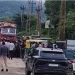 बिजली का तार टूटकर गिरने से युवक जिंदा जला, ग्रामीणों ने किया रासता जाम