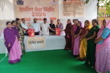 ग्रामीण सेवा शिविर में गर्भवती महिलाओं को पोषण किट वितरित