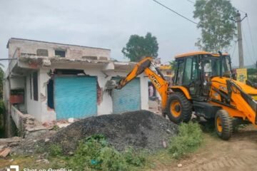 बड़गांव में राष्ट्रीय राजमार्ग की भूमि से अतिक्रमण हटाने की कार्रवाई