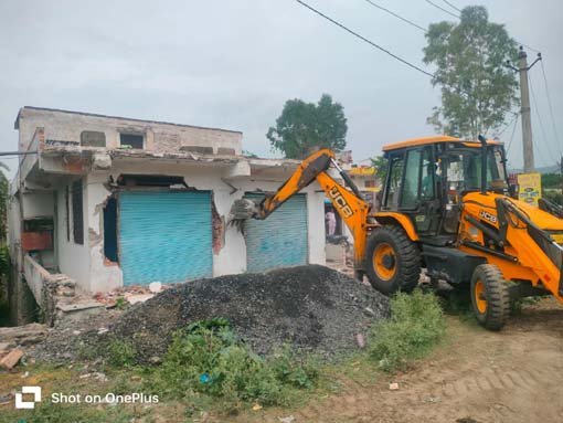 बड़गांव में राष्ट्रीय राजमार्ग की भूमि से अतिक्रमण हटाने की कार्रवाई