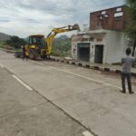 एनएच 162 ई की अवाप्त भूमि में आ रहे अतिक्रमण हटाए