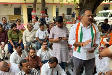 हनुमानजी के अपमान के विरोध में कांग्रेसजनों ने किया थाने में हनुमान चालीसा का पाठ
