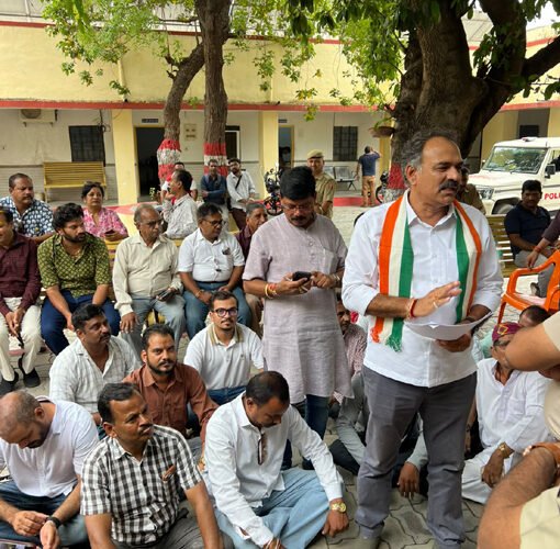 हनुमानजी के अपमान के विरोध में कांग्रेसजनों ने किया थाने में हनुमान चालीसा का पाठ