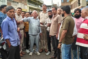 मुखर्जी चौक पर सडक़ पर सब्जी बेचने वालों को हटाया, मंडी में किया शिफ्ट