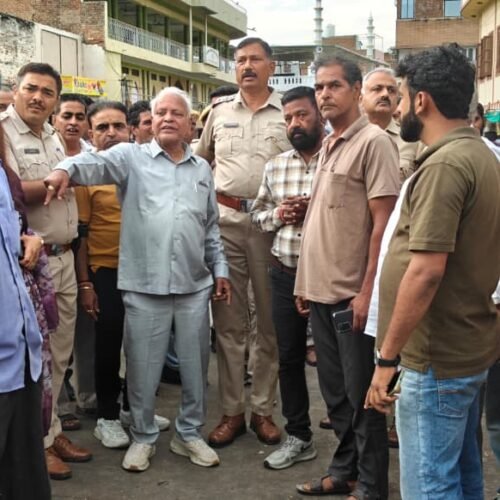मुखर्जी चौक पर सडक़ पर सब्जी बेचने वालों को हटाया, मंडी में किया शिफ्ट