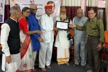 राजस्थान एवं मध्यप्रदेश के 11 जिलों से आए साहित्यकारों-कवियों ने प्रस्तुत की रचनाएं, देर रात तक चली काव्य गोष्ठी