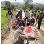 अंतिम यात्रा पर नहीं मिला रास्ता, ग्रामीणों ने जताया रोष