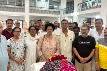 डॉ ईला चक्रवर्ती की पार्थिव देह आर.एन.टी. मेडिकल कॉलेज को सौपी