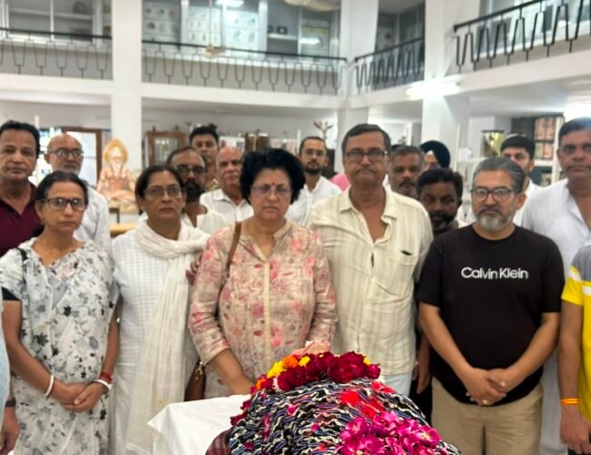 डॉ ईला चक्रवर्ती की पार्थिव देह आर.एन.टी. मेडिकल कॉलेज को सौपी
