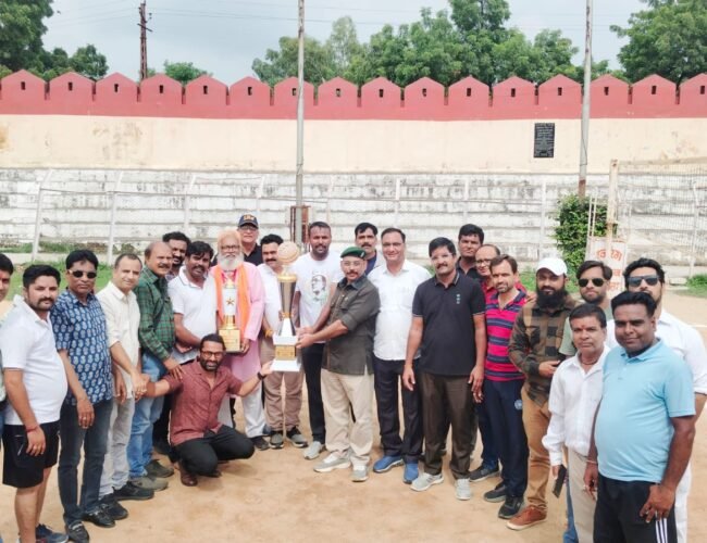 वॉलीबॉल में प्रशासन की टीम विजेता