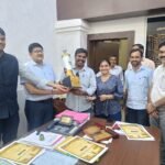 जिला प्रशासन एवं मीडिया के बीच मैत्री क्रिकेट मैच का हुआ ट्रॉफी वितरण