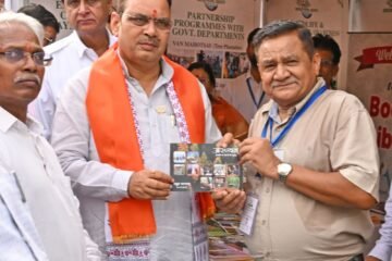 मुख्यमंत्री श्री भजनलाल शर्मा को राहुल भटनागर ने भेंट की ‘अरण्यम’ पुस्तक