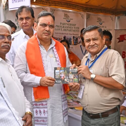 मुख्यमंत्री श्री भजनलाल शर्मा को राहुल भटनागर ने भेंट की ‘अरण्यम’ पुस्तक