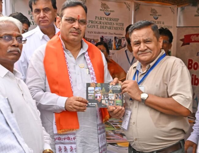 मुख्यमंत्री श्री भजनलाल शर्मा को राहुल भटनागर ने भेंट की ‘अरण्यम’ पुस्तक