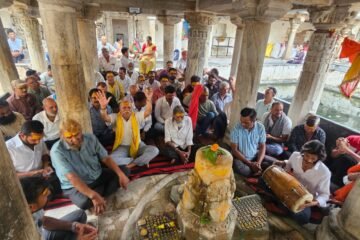 महादेव के भजनों से गूंजा गंगोद्भव परिसर, भक्तिरस में डूबे श्रद्धालु