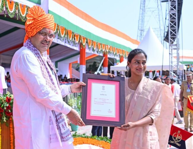 स्वाधीनता दिवस पर उदयपुर की पर्वतारोही मनस्वी अग्रवाल बीकानेर में राज्य स्तर पर सम्मानित