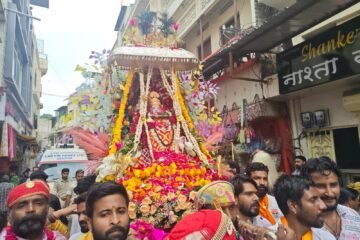 महाकालेश्वर की शाही सवारी में उमड़ा आस्था का सैलाब, अर्धनारीश्वर स्वरूप ने मोहा मन