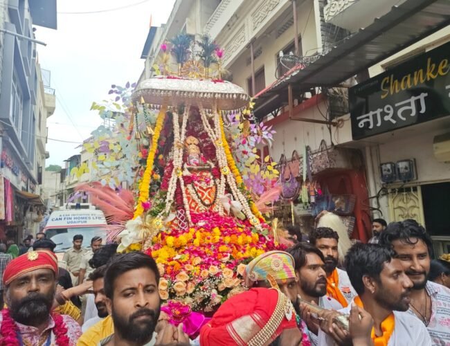 महाकालेश्वर की शाही सवारी में उमड़ा आस्था का सैलाब, अर्धनारीश्वर स्वरूप ने मोहा मन