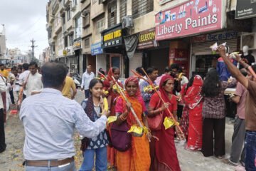 शक्तिनगर में कांवड़ यात्रा का हुआ भव्य स्वागत: पुष्प वर्षा, सेगारी प्रसाद और भजनों से गूंजा शक्तिनगर
