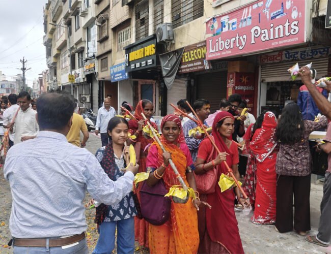 शक्तिनगर में कांवड़ यात्रा का हुआ भव्य स्वागत: पुष्प वर्षा, सेगारी प्रसाद और भजनों से गूंजा शक्तिनगर