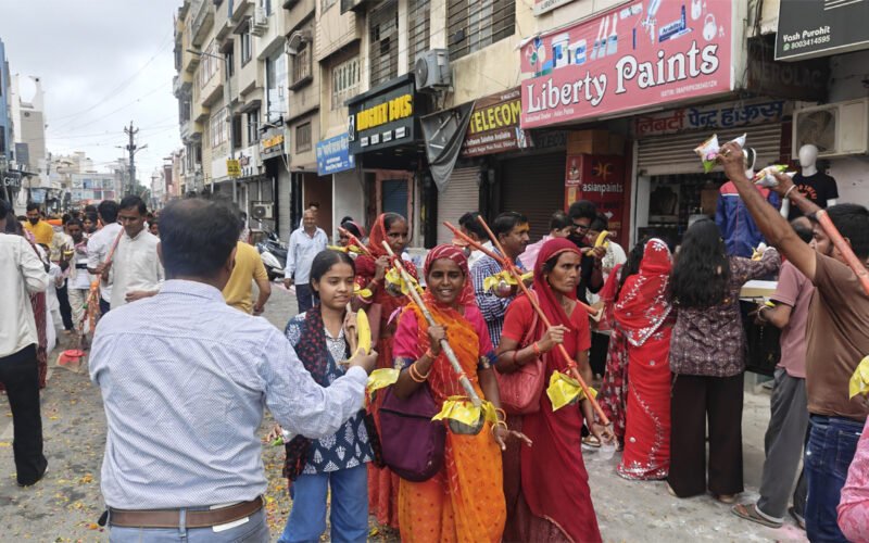 शक्तिनगर में कांवड़ यात्रा का हुआ भव्य स्वागत: पुष्प वर्षा, सेगारी प्रसाद और भजनों से गूंजा शक्तिनगर