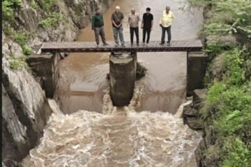 मटमैले  बरसाती  प्रवाह के साथ झीलों में  पहुंच रही भारी सिल्ट व गंदगी  