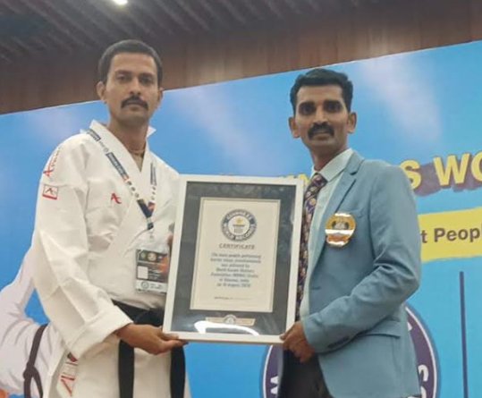 उदयपुर के कराटे प्रशिक्षक देवेंद्र सिंह चुंडावत ने रचा इतिहास, गिनीज वर्ल्ड रिकॉर्ड में दर्ज हुआ नाम
