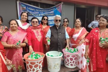 महाकाल शोभायात्रा में सेवा की मिसालःलायंस क्लब मंगलम ने बांटी 2000 शीतल पेय बोतलें, 200 तुलसी पौधे किए वितरित