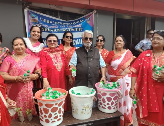 महाकाल शोभायात्रा में सेवा की मिसालःलायंस क्लब मंगलम ने बांटी 2000 शीतल पेय बोतलें, 200 तुलसी पौधे किए वितरित