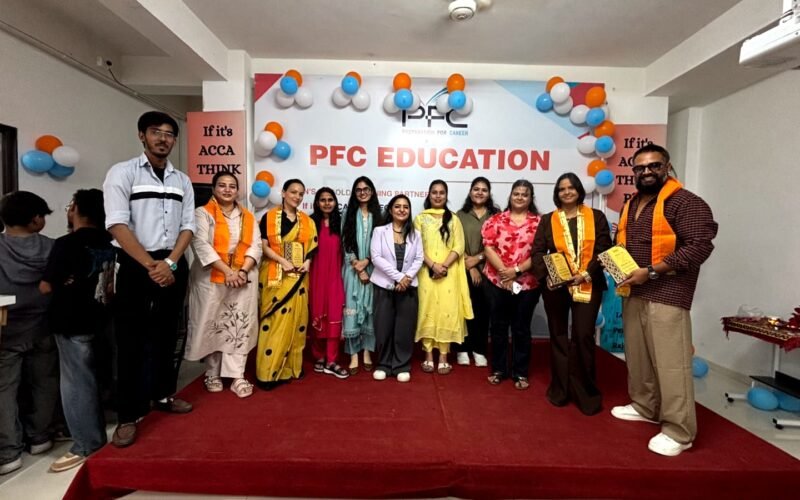 पीएफसी एजुकेशन ने मनाया अपना आठवां जन्मदिन, ओपन माइक में विद्यार्थियों ने दिखाई प्रतिभा