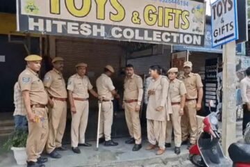 विश्वविद्यालय मार्ग पर यूडीए ने सील की बारह दुकानें