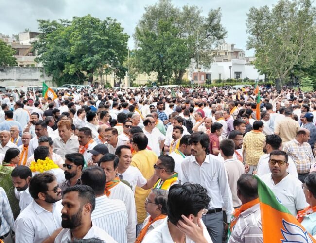 कलेक्ट्री में सुबह से अपराह्न तक रही चुनावी गर्मी, प्रत्याशियों ने पेश किए नामांकन